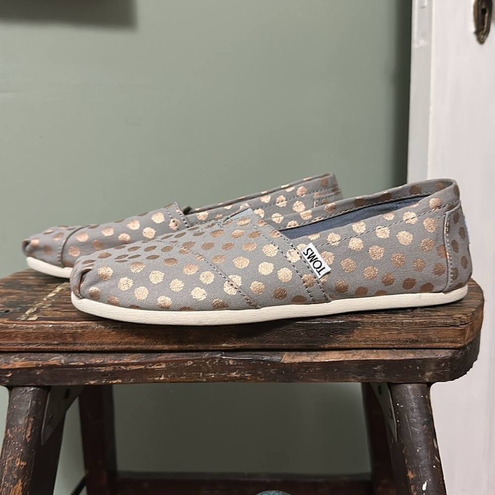 NWOT TOMS Classic Drizzle Grey/Rose Gold Foil Polka Dot Slip-Ons - Picture 4 of 13